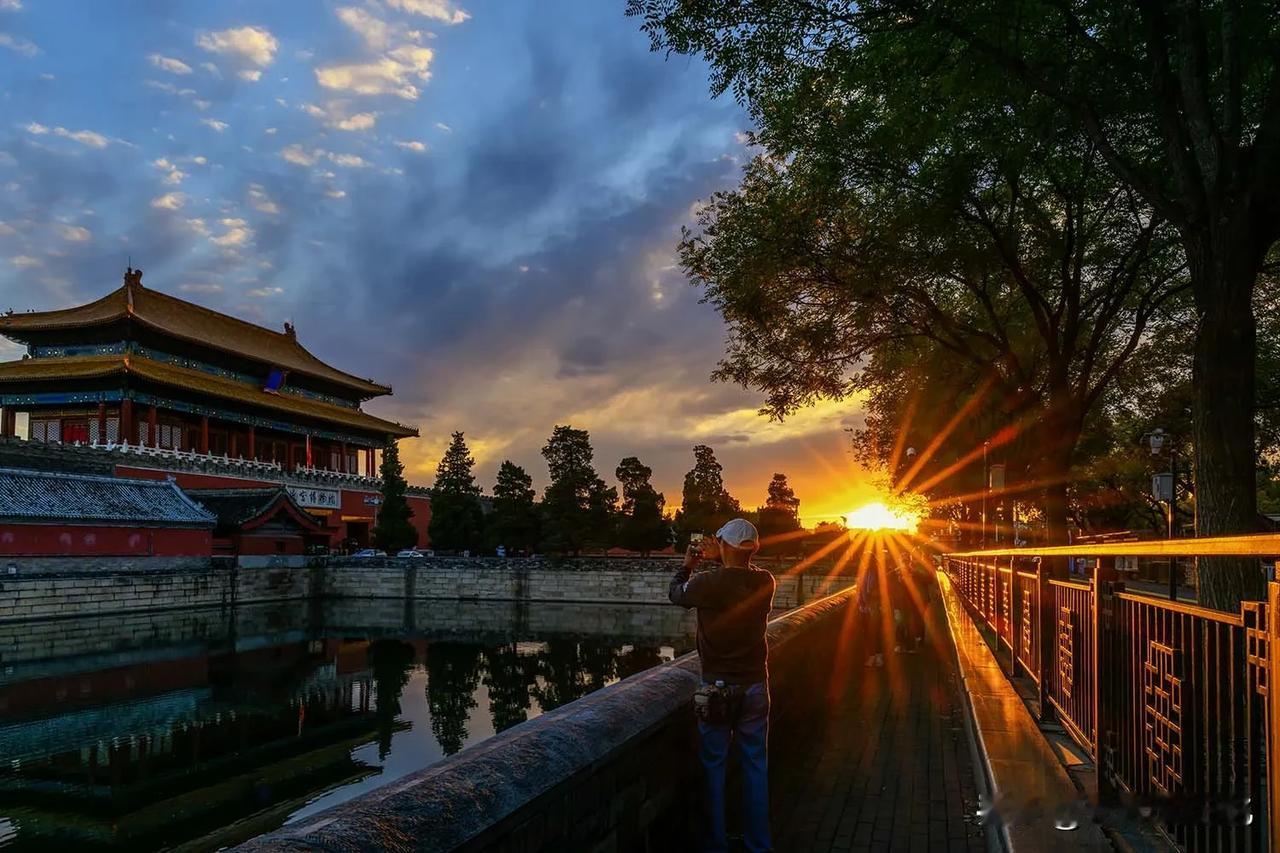 京城九月最后一天的火烧云来的太应景了！为十一国庆描上浓墨重彩的一笔！一夜秋雨之后