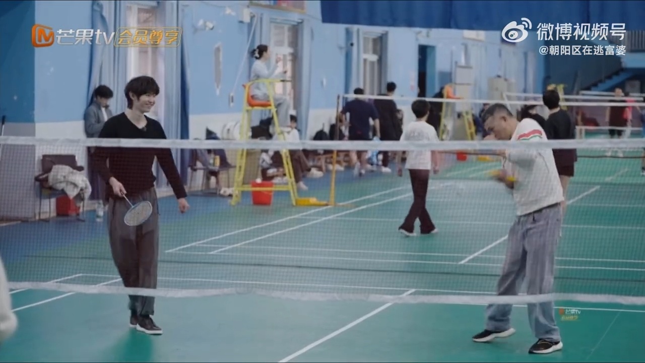 一诺想让妈妈感受赢的快乐一诺也太乖了吧！处处想着妈妈，陪她开心打球，家庭氛围超温