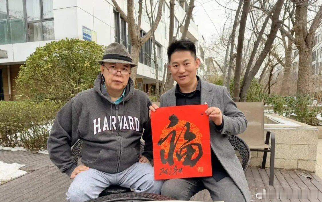 68岁的张铁林和朋友在北京聚会，一起探讨书法艺术。他打扮得年轻又时尚，完全看不出