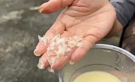 简直丧尽天良！6月16日曝光，四川一女子带娃吃火锅，点的“鲜榨玉米汁”孩子猛喝好