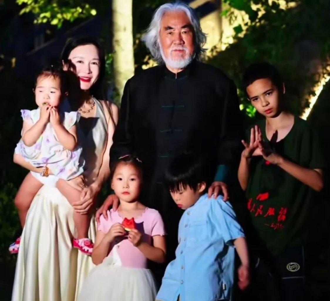 张纪中迎来76岁大寿，妻子杜星霖特意写下长文深情为他庆生，夫妻俩亲密相拥合照，恩