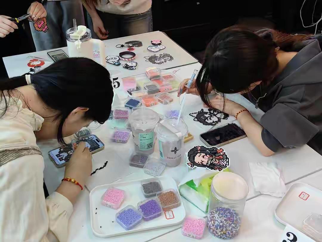 义乌按斤卖的塑料小豆子，年销3个亿掏空年轻人钱包？这根本不是冲动消费，而是年轻人