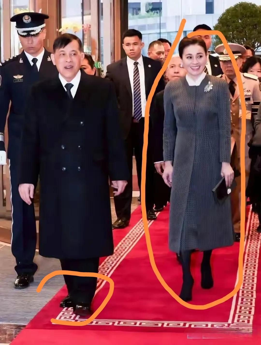 拉玛十世对王后苏提达不错，从踩红毯就能看出来。
拉玛十世在与王后苏提达一起步入会