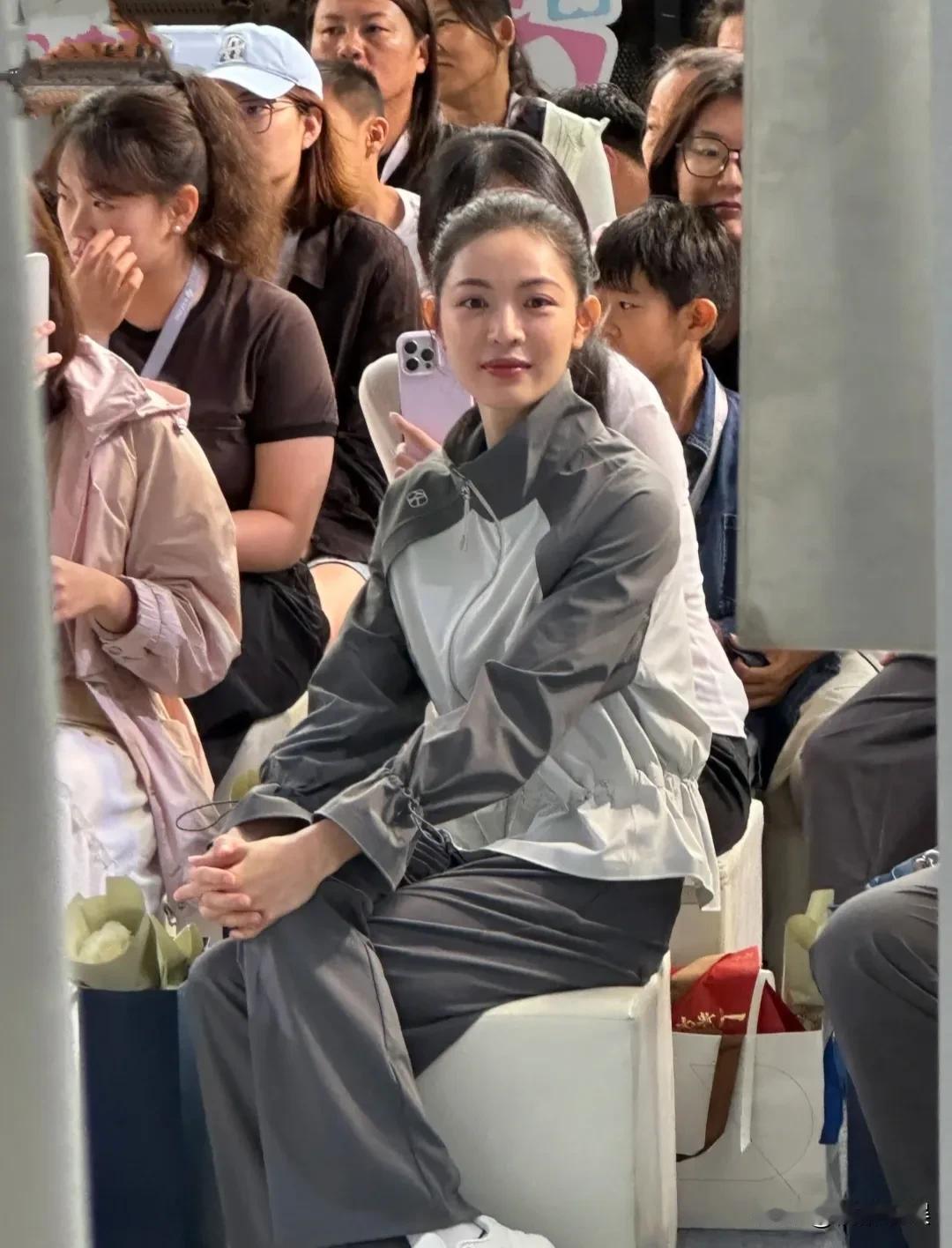 钟楚曦不愧为“男神收割机”，她真是可盐可甜，可性感可清纯！
钟楚曦现身山西榆次出