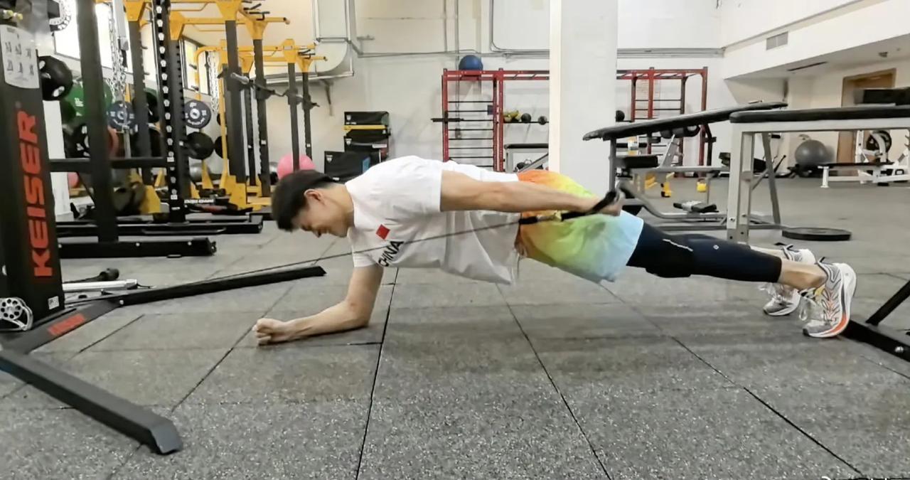 运动员成功的背后，是无数个寒冬酷暑努力训练，付出无数辛苦和汗水换来的。看看曾经的