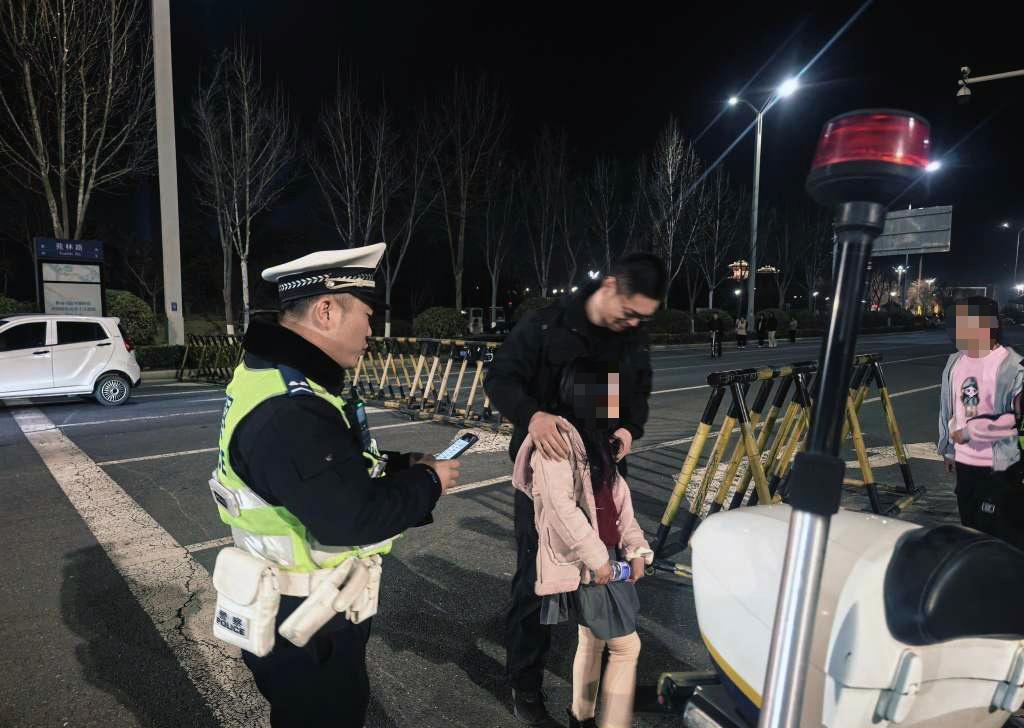 【女孩景区走失，港区交警救助助团圆】2月19日（大年初三）19时许，港区交警在园