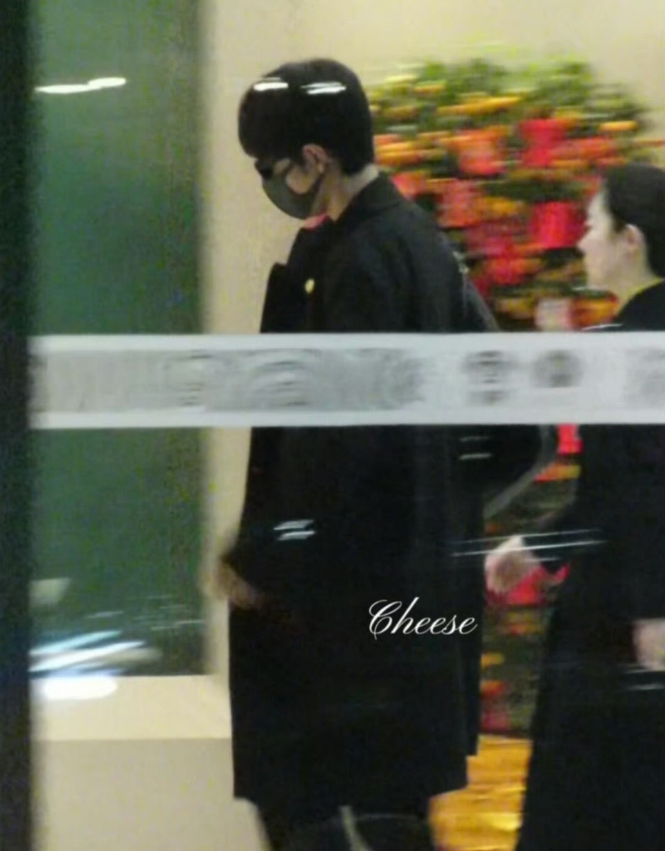 肖战出发米兰机场快步走肖战顺毛小狗出国 肖战出发米兰！！！肖战