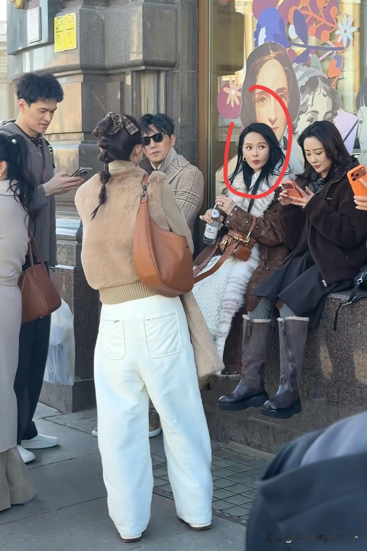 58岁伊能静被路人拍到，说像30岁的毫不夸张。

她和秦昊参加了综艺《妻子的浪漫