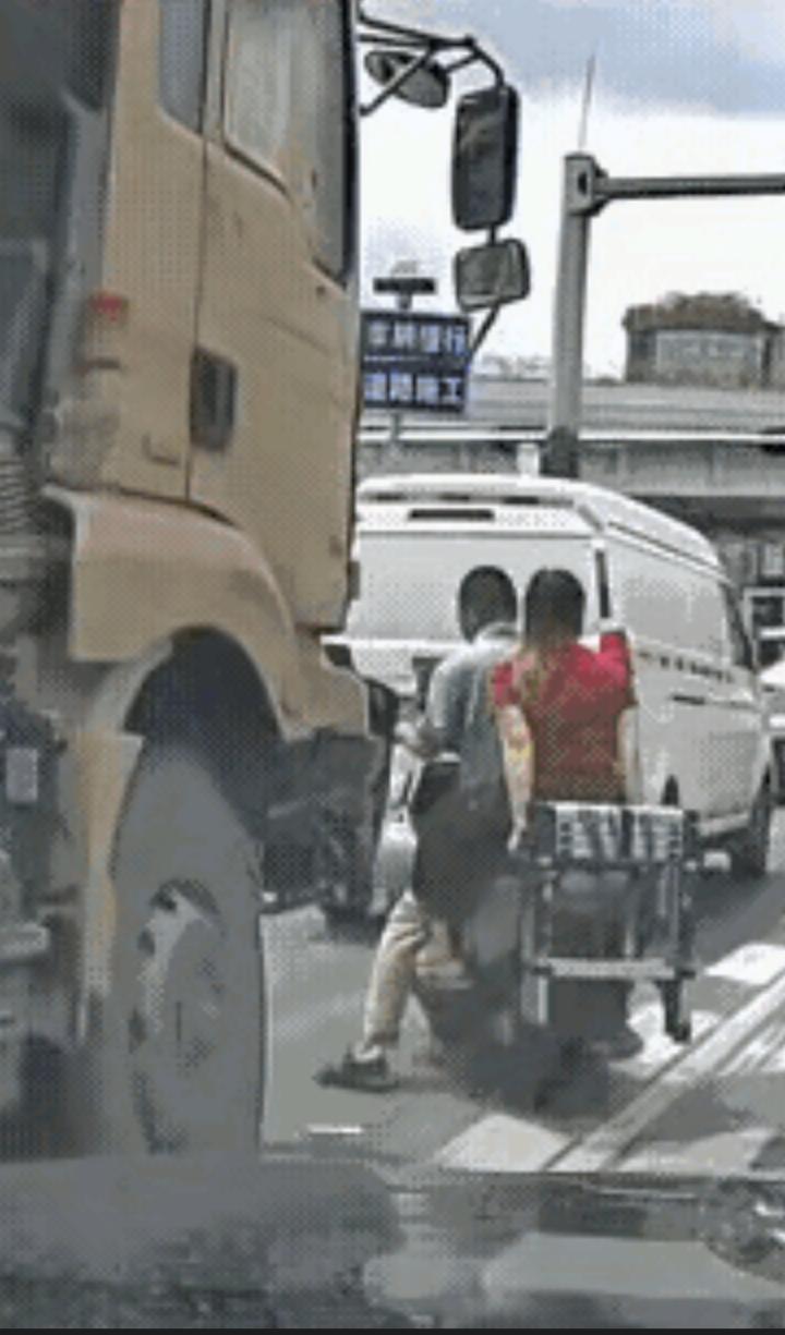 我的天呐，就差一点两个人就交代了，岁数还不大，这么简单的生活常识都不懂。
老生常