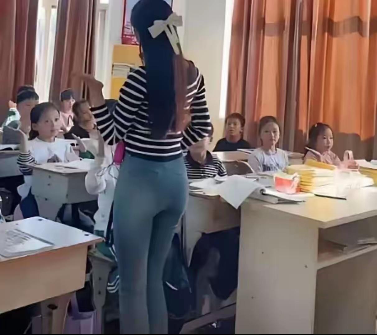 贵州小学课堂上的“越界”一幕，老师一句“自重自爱”，却成了压垮女孩的最后一根稻草