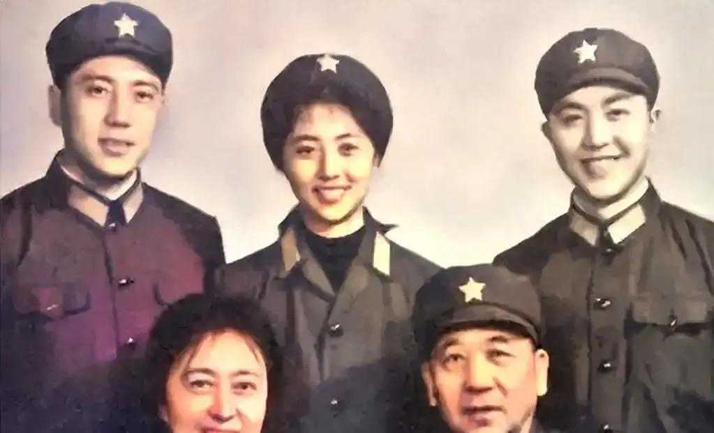 看到秦基伟将军这张全家福，我后背发凉。照片越圆满，你越该想起祁连山下一堆无名的骨