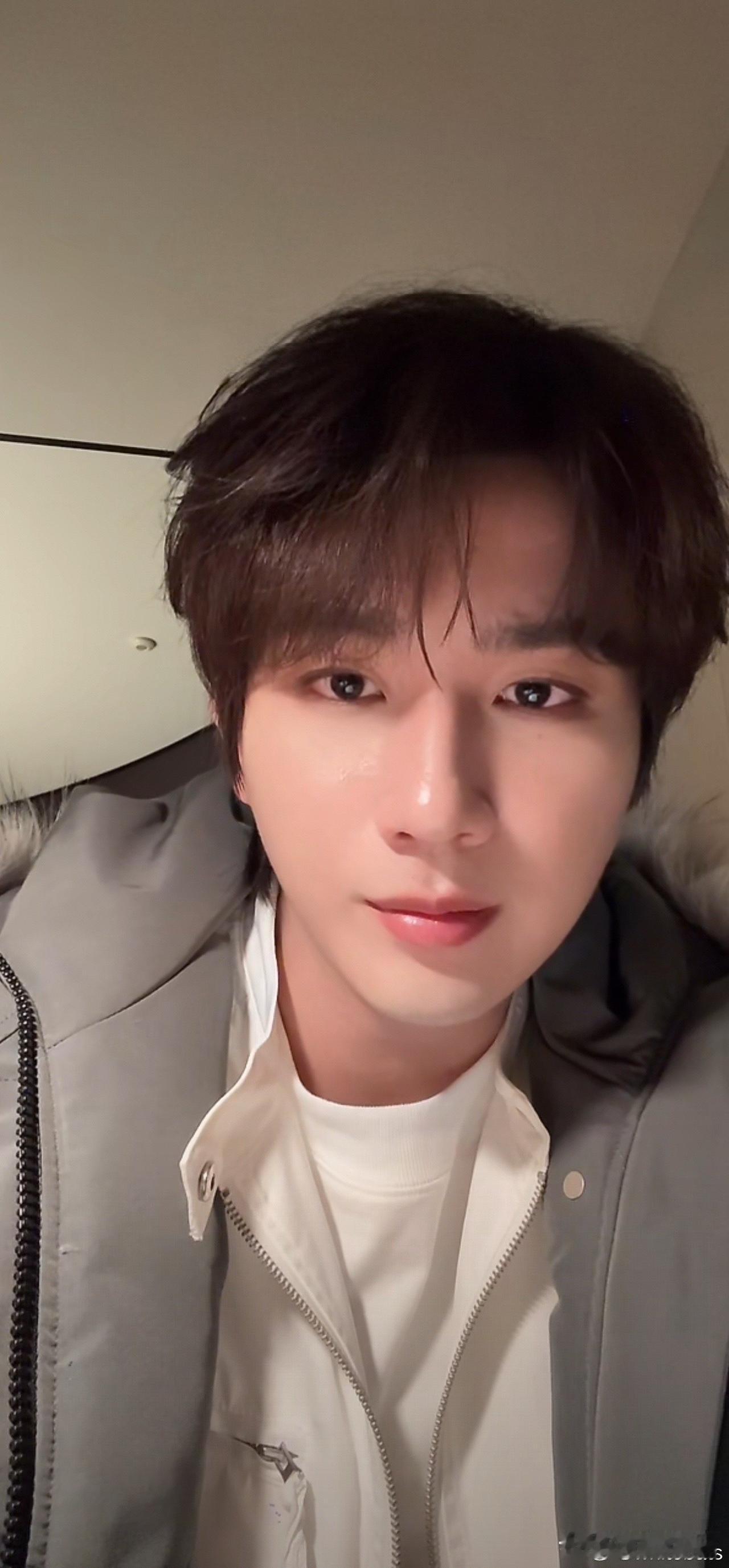 李宏毅刚刚开始对标的是成毅
现在不说接不接班的问题，他和🥭解约需要支付1000