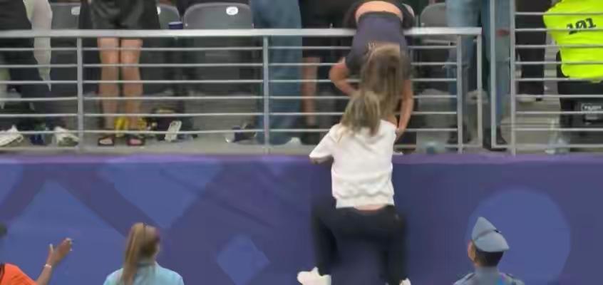 绝了！厄瓜多尔主帅贝卡切斯直接冲上看台，跟球迷抱在一起疯狂庆祝！你见过几个世界杯