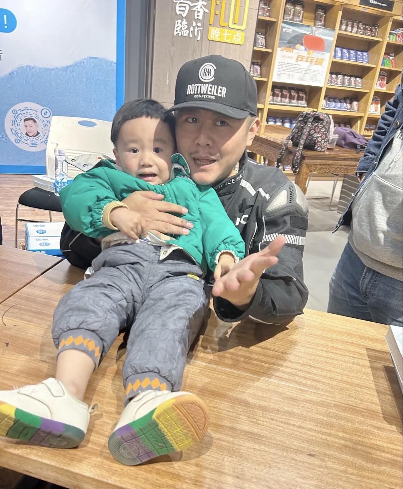 妈妈：冰哥，我38岁，河北唐山人。丈夫去世两年多了，我一个人带两个孩子，一个13