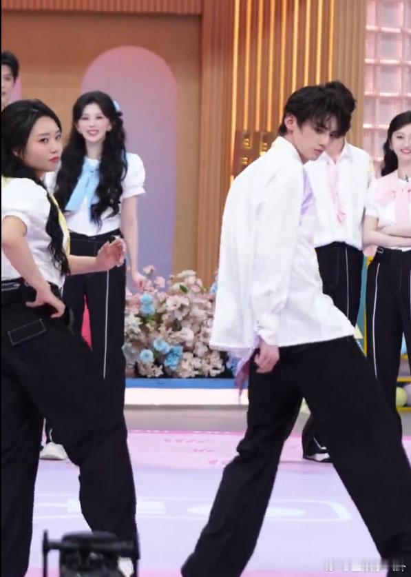 李雪琴赖伟明姐弟双人舞好反差双人舞乱中有序，赖伟明的细心真的刻进骨子里了 你好星