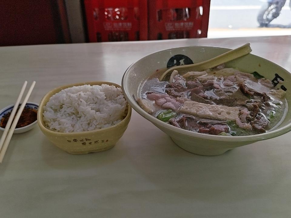 人生不如意十之八九，何必想太多，一碗猪杂汤饭足矣！