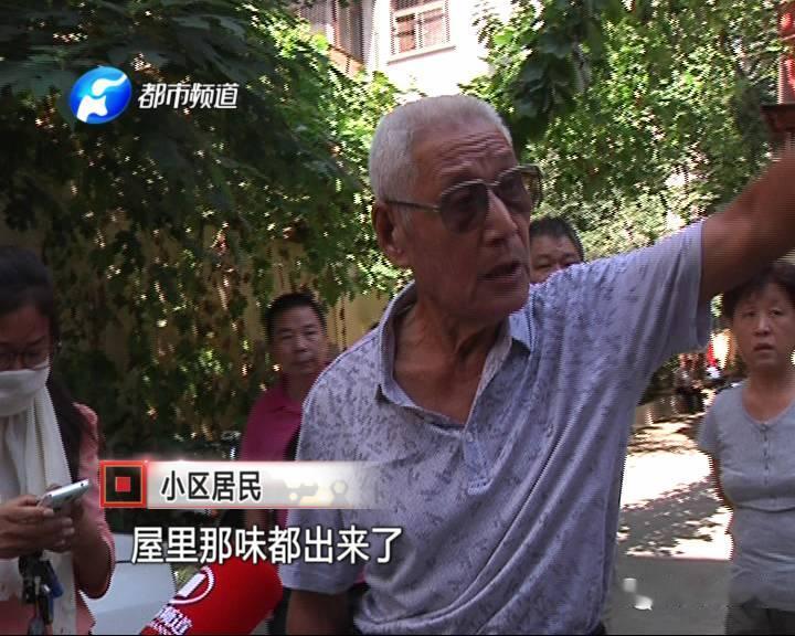 “心酸...”一93岁孤寡老人去世后，尸体发臭引来邻居，进屋查看后，发现床底下盒