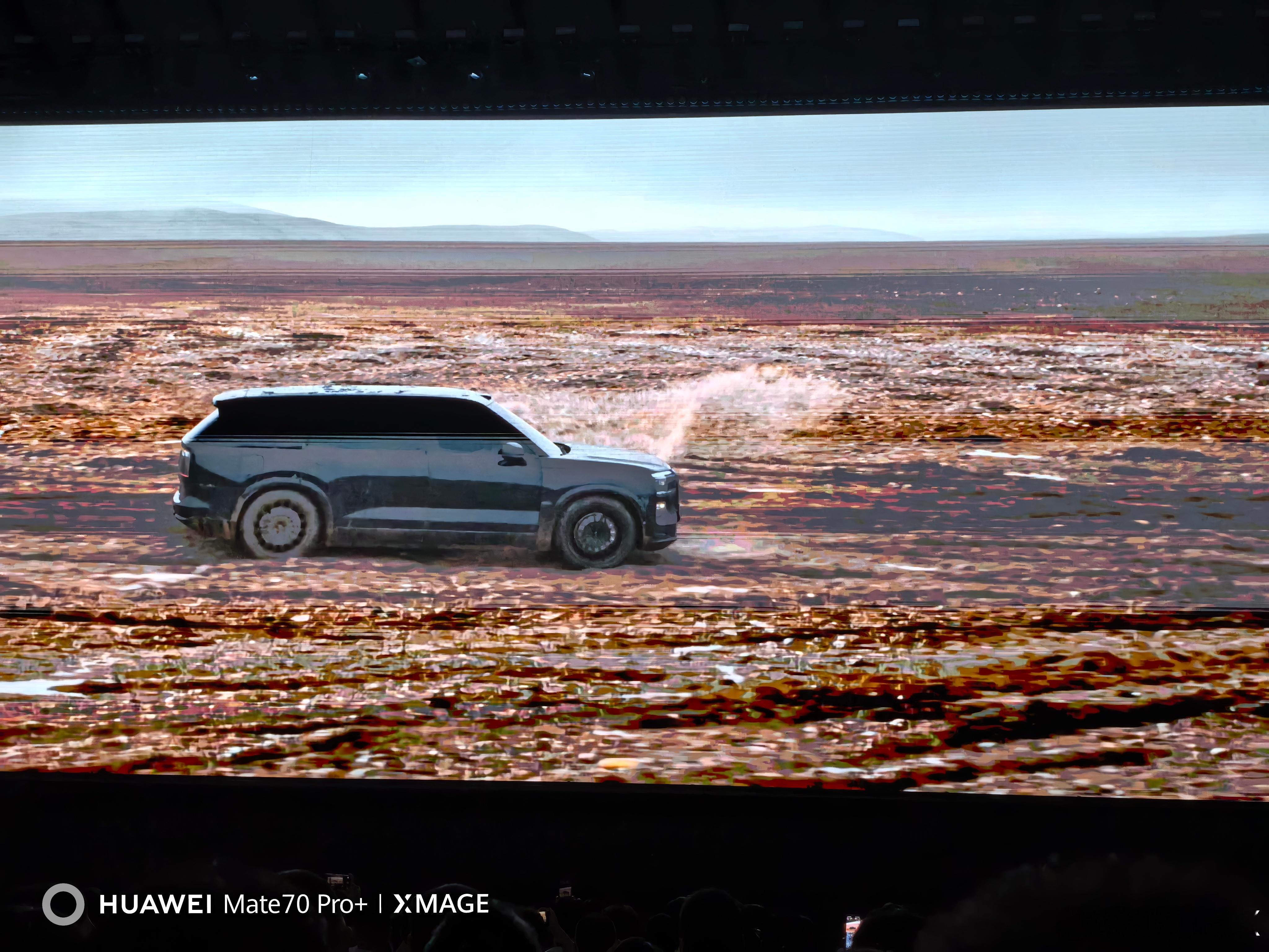 全尺寸SUV，全栈900V混动高压架构、70度6C混动电池、兆瓦电驱总功率超10