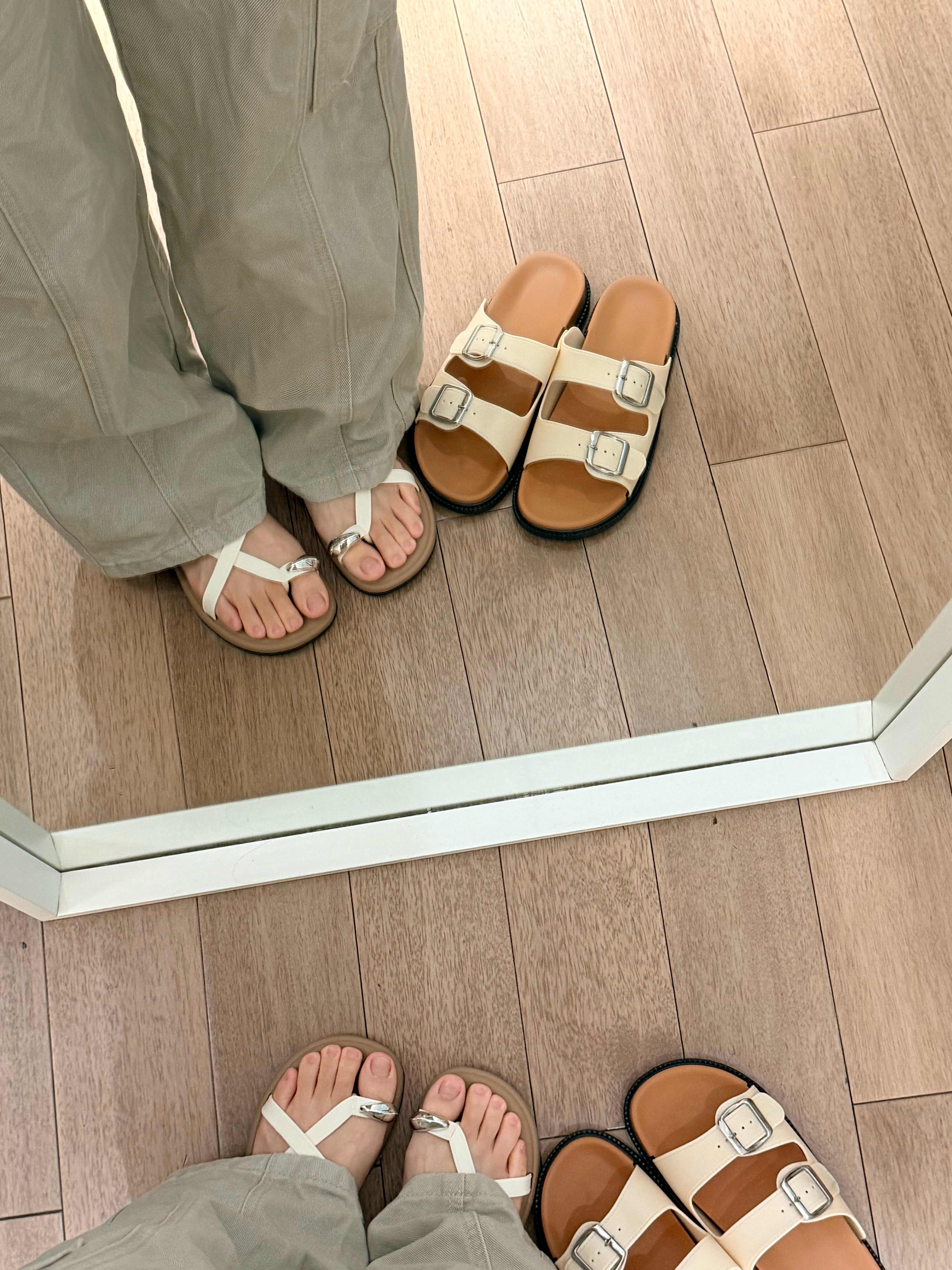 哈哈我笑死啦 一睁眼发现这一幕连忙找手机咔嚓。每天二妹醒了就这样叫姐姐起床。我这