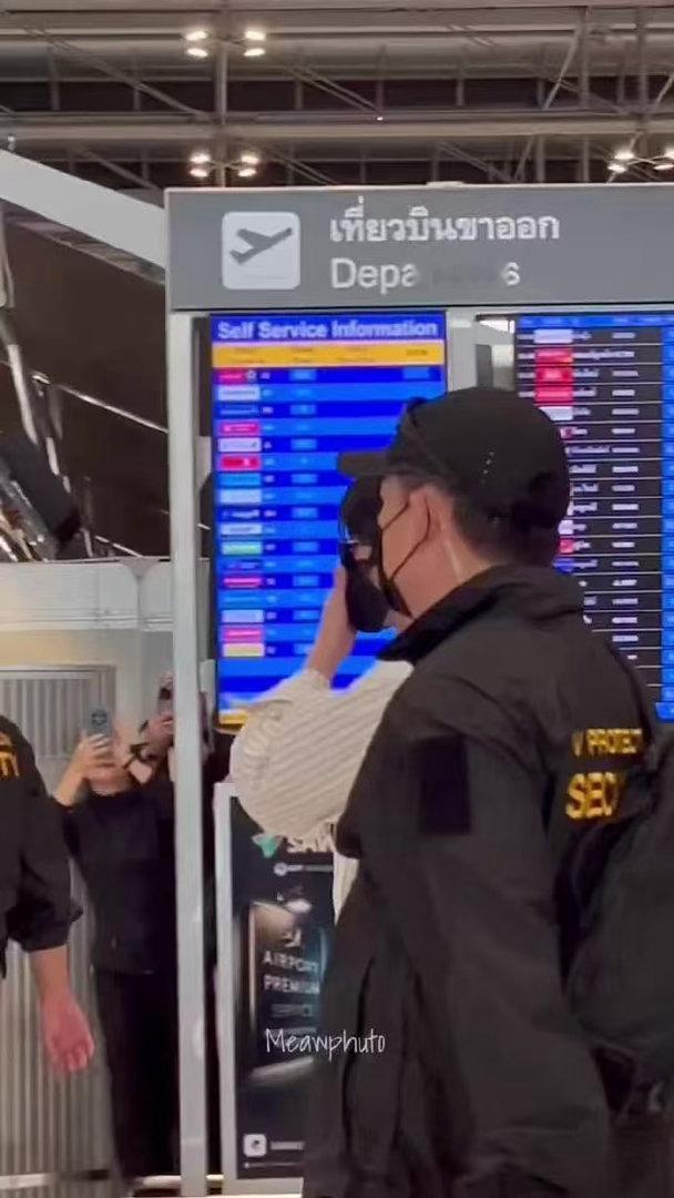 泰星在粉丝群发了丞磊 Tay Tawan在粉丝群发“偶遇明星”视频，结果主角是丞