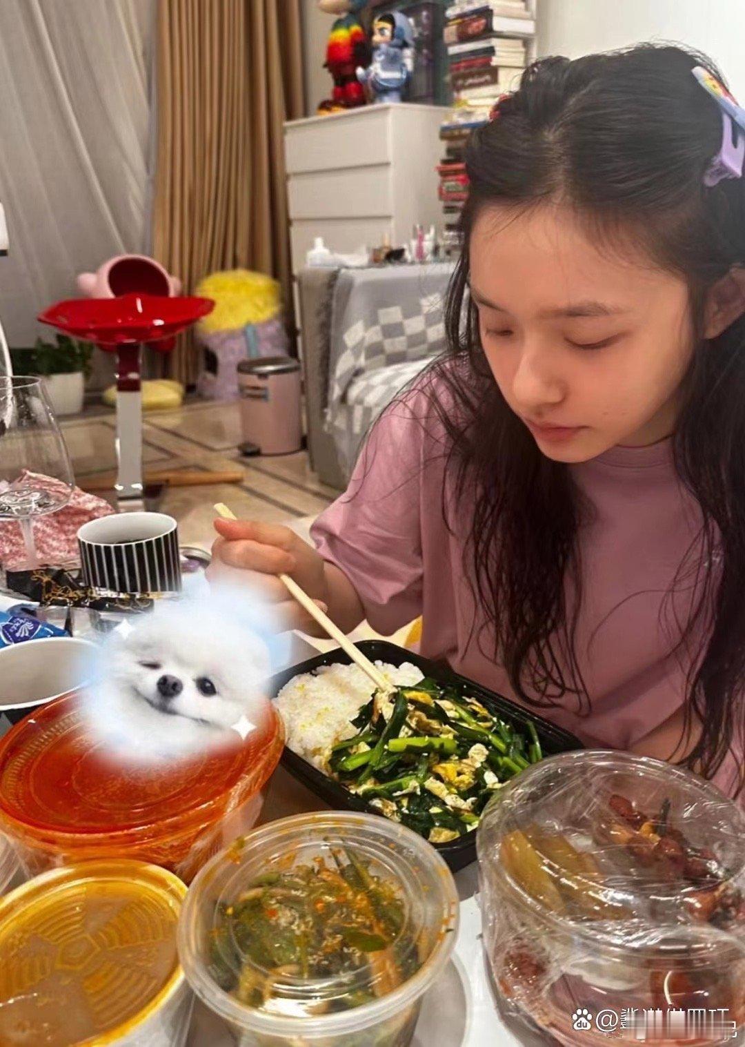 林允在家大吃特吃，素颜不掩过敏红点，真实生活展现无遗 ​​​