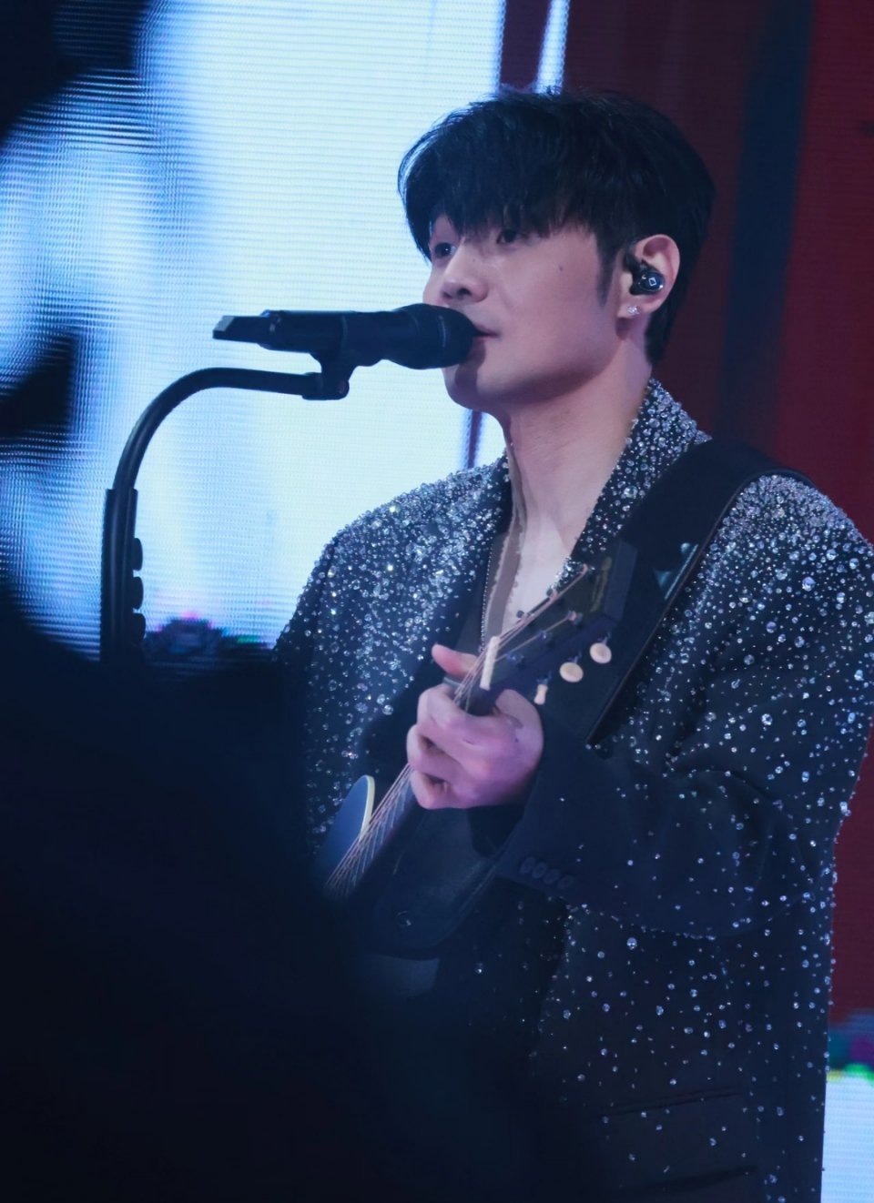 李荣浩 单依纯强行侵权李荣浩也是很惨了，李白是李荣浩的代表作之一，结果被单依纯该