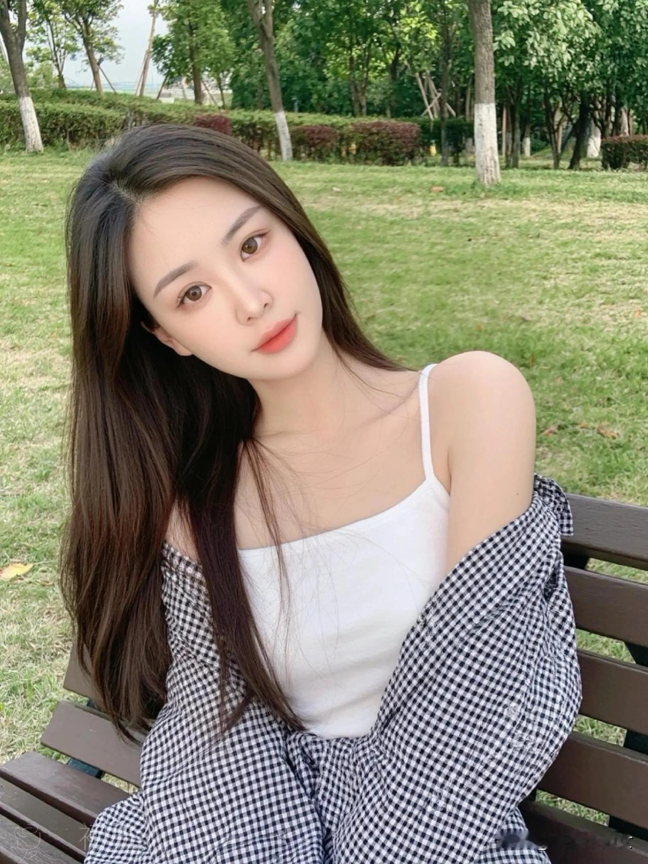 发现没？人活得越真实，反倒越懒得热络了。
 
现在真不想跟谁走太近，太累心。休息