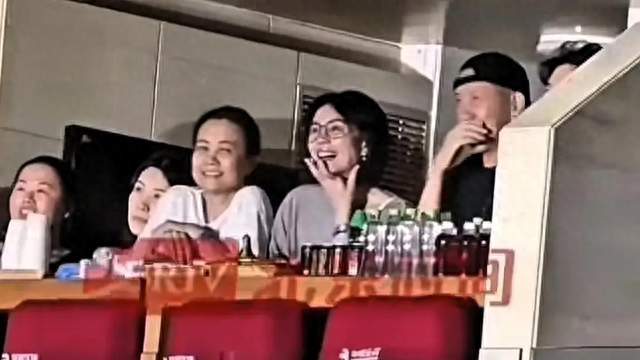 那英开演唱会半个娱乐圈都来了，网友却在问：他们是花钱买的票吗
