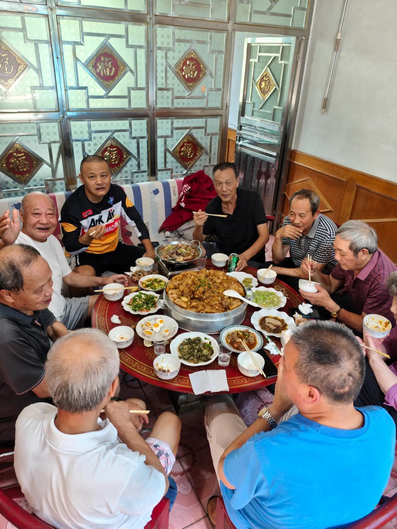 哈哈，劝你到长阳县青岗坪村二组农家乐来，包吃包住一天70大洋，看看吃的怎么样？南