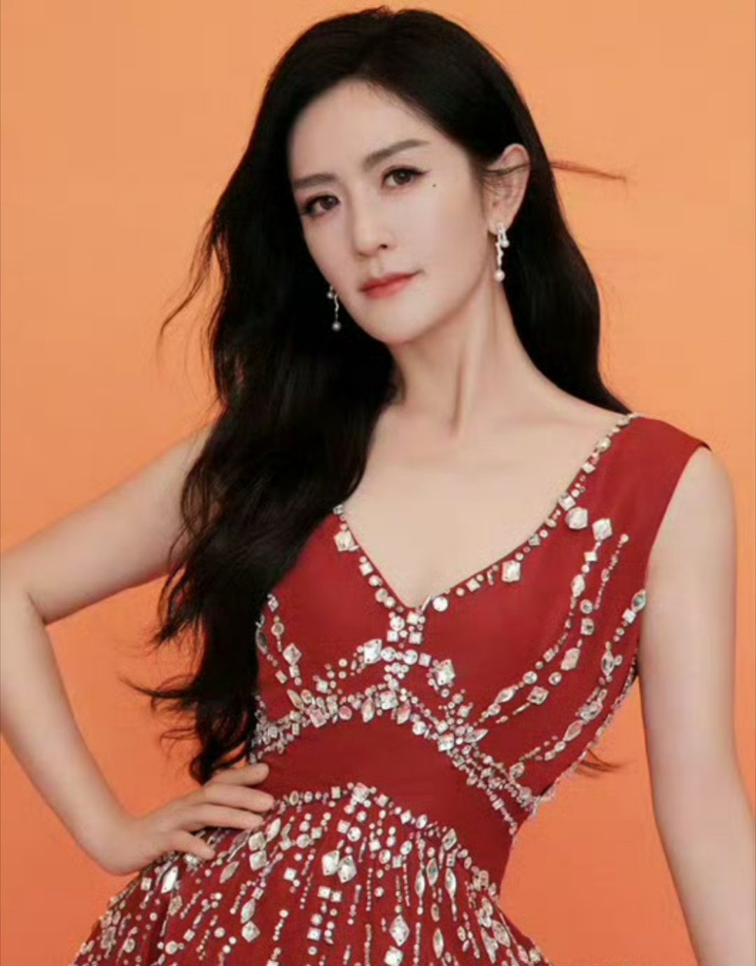 大张伟谢娜快乐搭子再合体！光是看定妆照都能脑补出两人在台上插科打诨的名场面。 