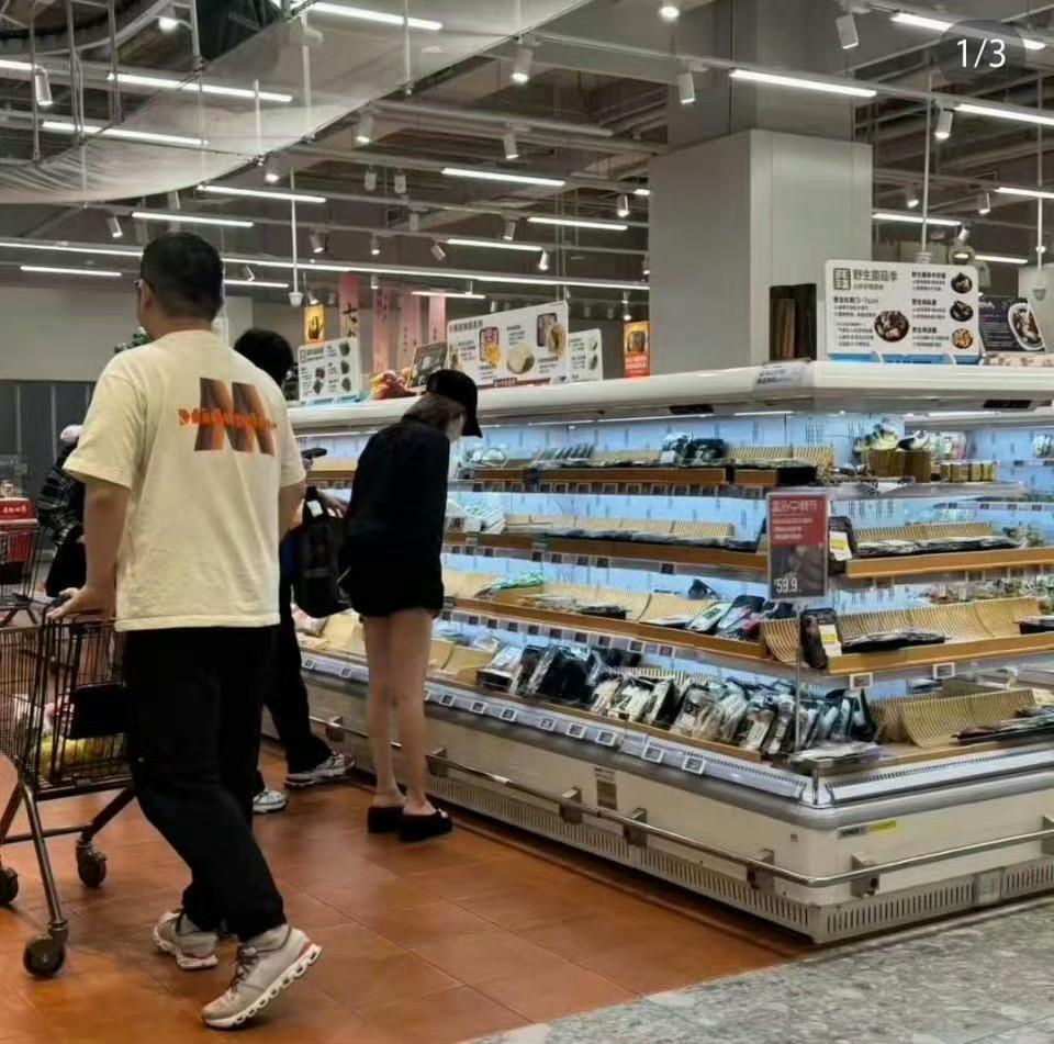 网友商场偶遇赵露思了 ​ ​​​