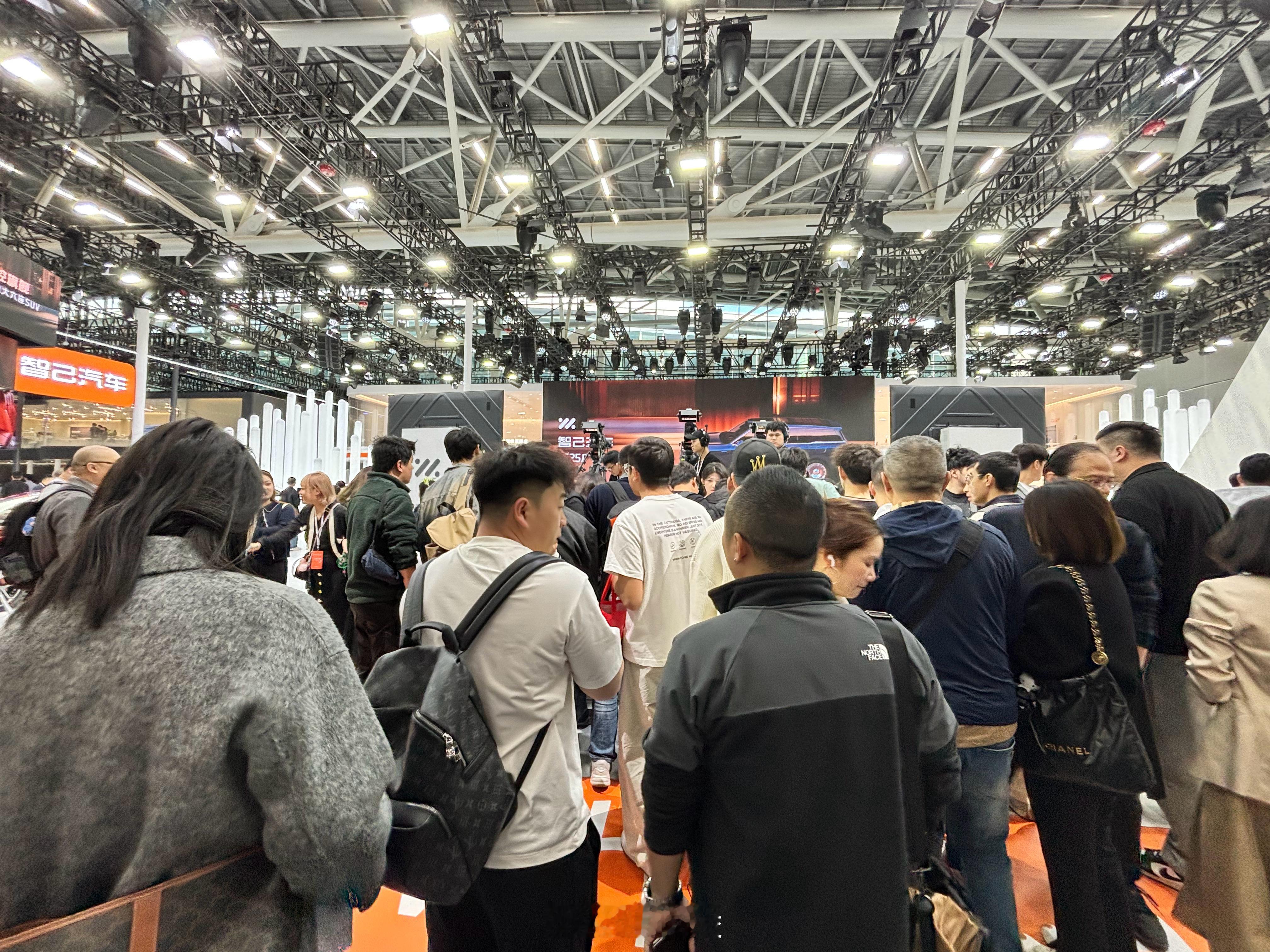 今年广州车展签到人最多的展台了，智己好热闹啊