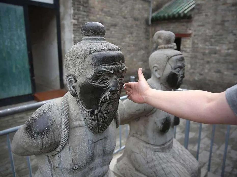 1142 年，岳飞被囚大理寺狱中，心腹狱卒偷偷递来韩世忠的密信，信中写道：“我已