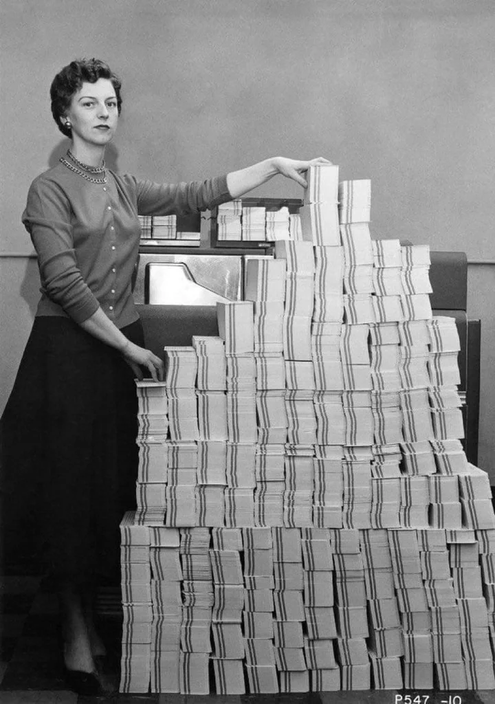 1966 年，5MB 数据的打孔卡。 打孔卡是一种用于存储数字信息的介...