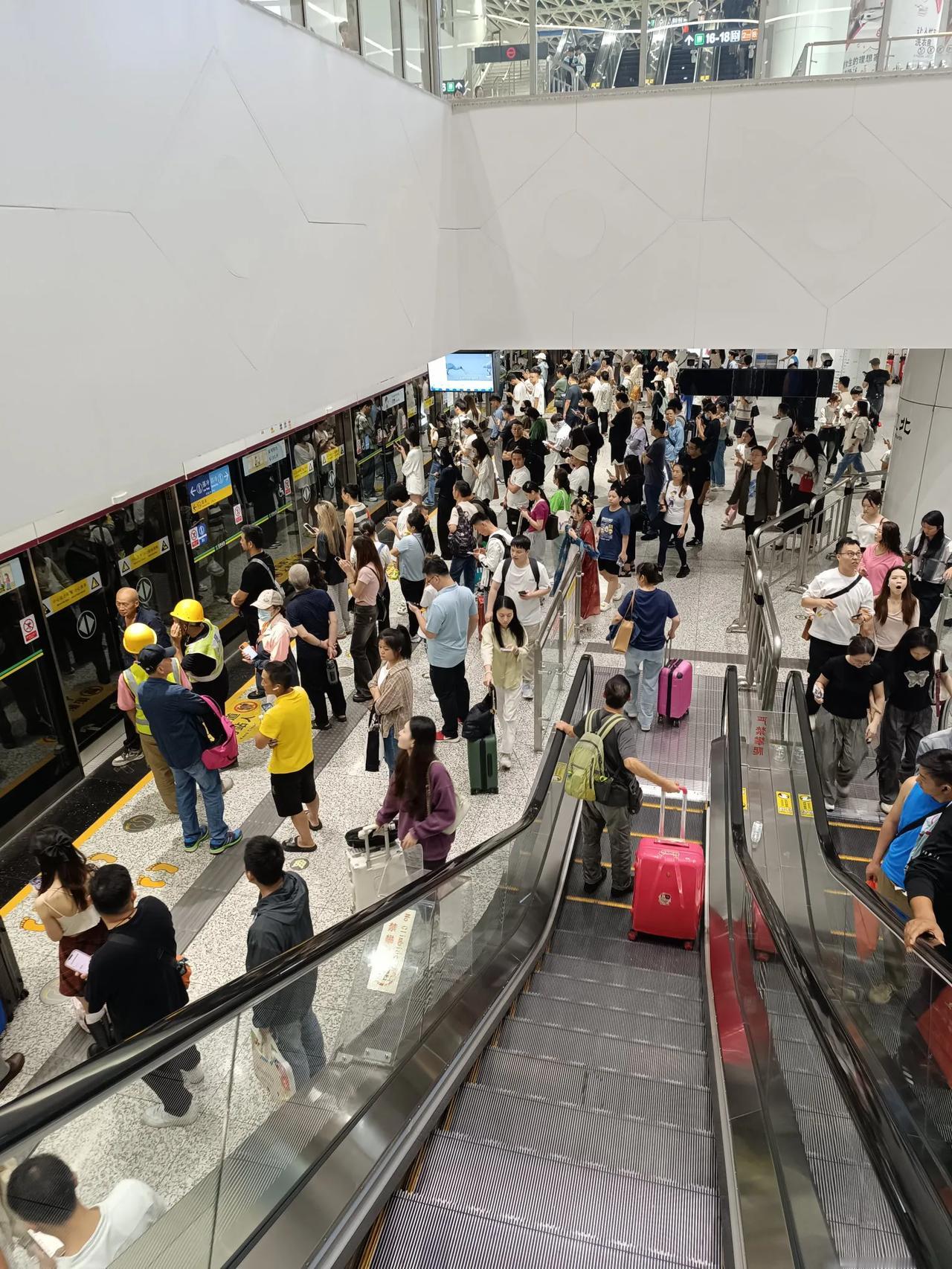 #一人发表一句今天的感悟# 
地铁上的风景，
记录着生活的点滴。