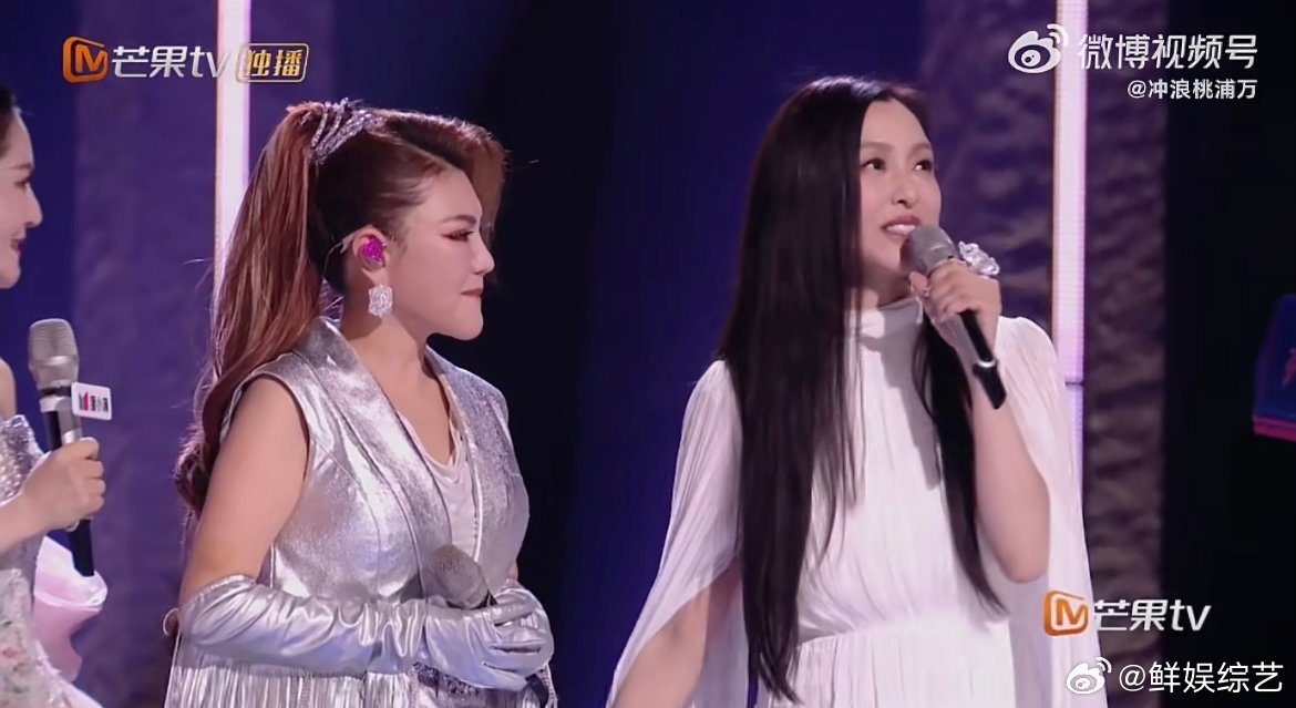 范玮琪没牵到乌兰图雅 一个温柔求鼓励，一个豪爽来握手，这反差互动直接戳中笑点。范