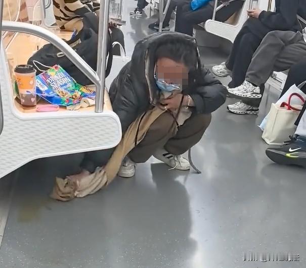 江苏苏州，心灵美，更能感受到温暖。一女子坐地铁不小心打翻奶茶，她非常着急，找遍背