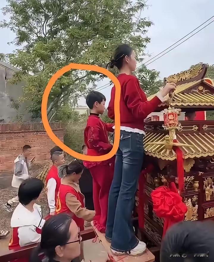 乩童“神灵附体”这事儿还挺神秘的。在海南民间信仰里，妈祖、冼夫人、土地公这些地方