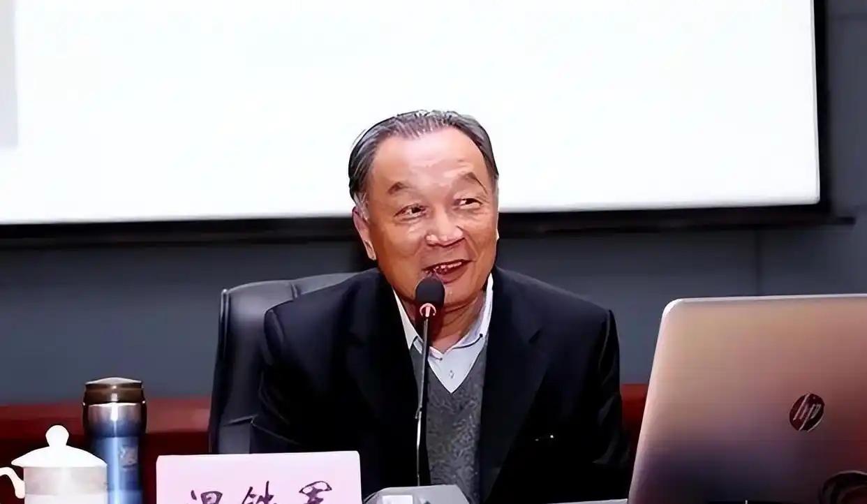 温铁军早把话说透了：美国早撕了中国两层外衣，可有人还跪着当“跟班”，实在寒心！说