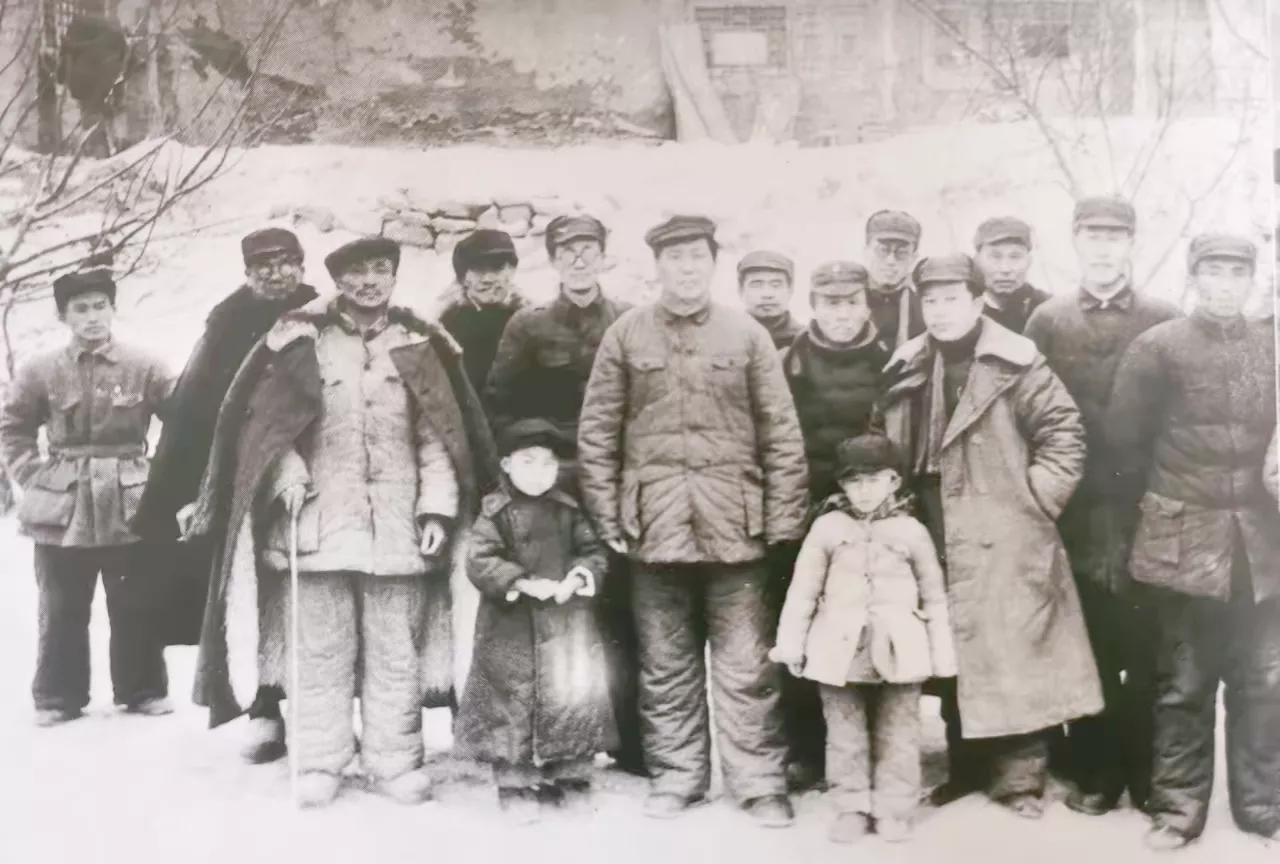 珍藏版历史照片。
这是一张1948年，毛主席，陆定一，徐特立等在陕北的一张合影照