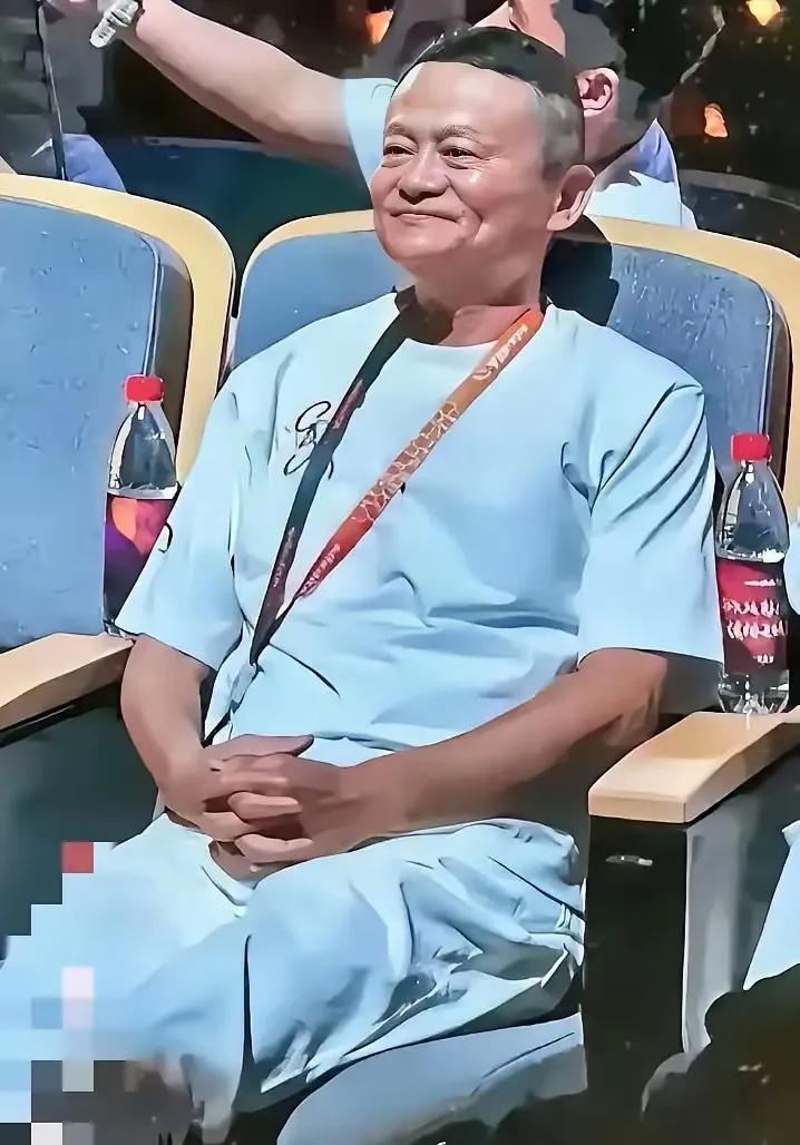 这位家长，红光满面，二宾斑白，有点发福，极像马雲。家长会 家长自拍 马云