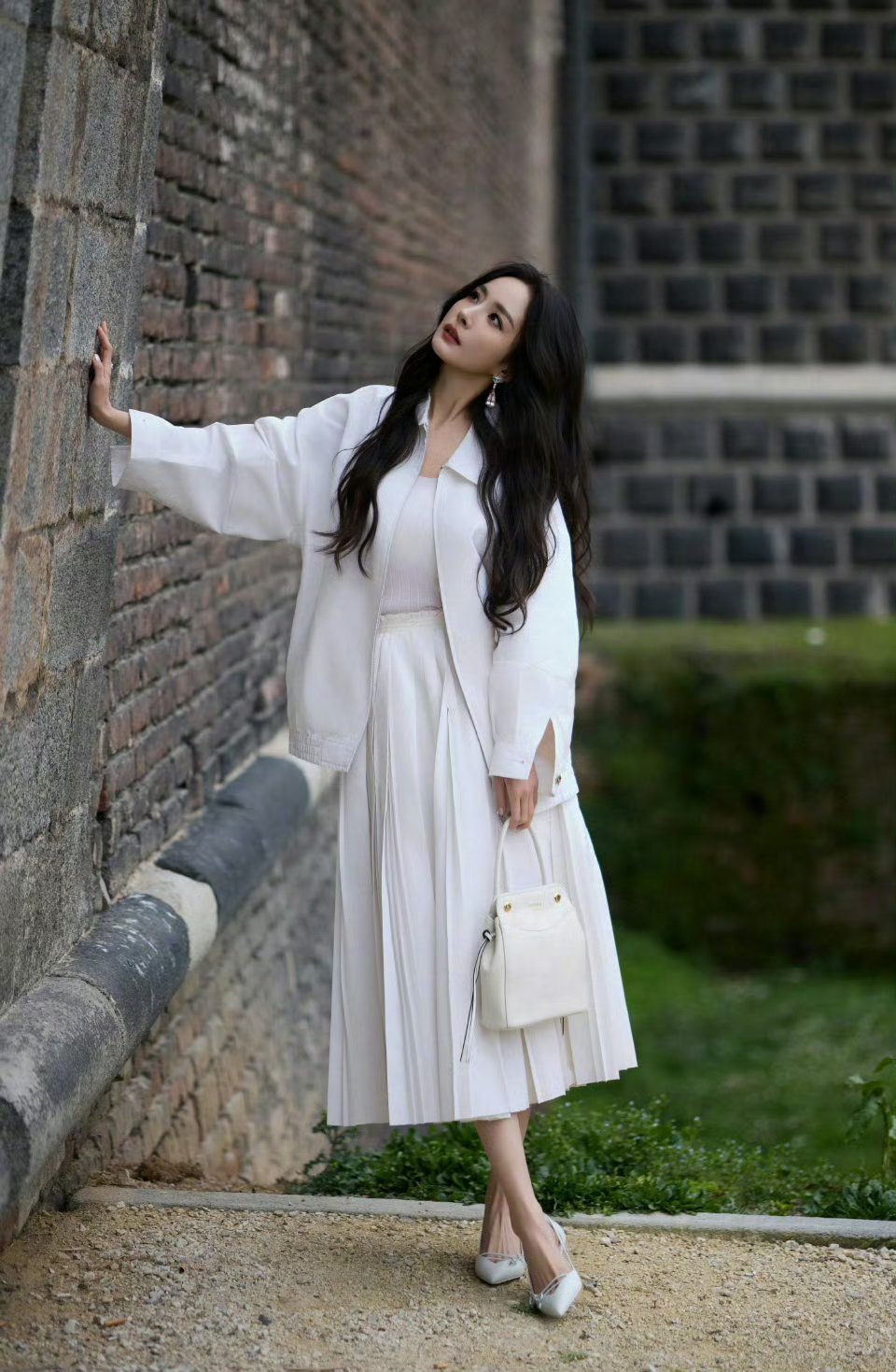 杨幂谷爱凌秀场聊天杨幂与谷爱凌在Prada大秀上也相遇了，原来两个人也是老相识