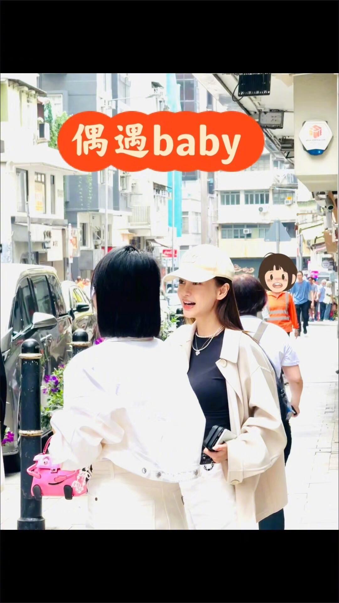 香港偶遇Angelababy看展 网友在香港偶遇了看展，白色西装搭配鸭舌帽，知性