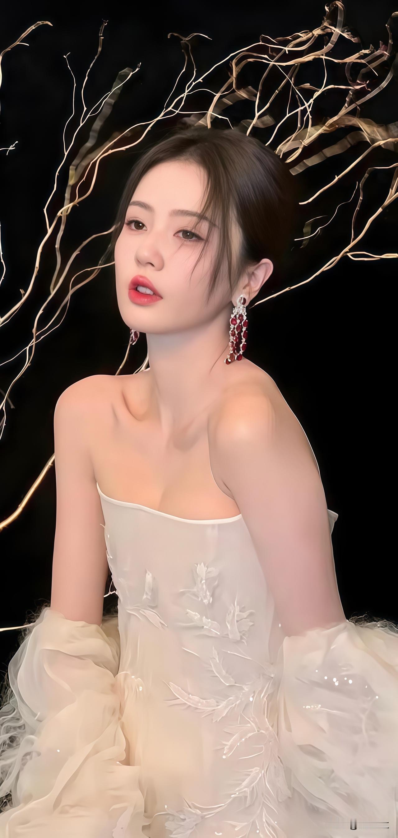 白鹿又美出新高度！这组造型堪称内娱红毯天花板