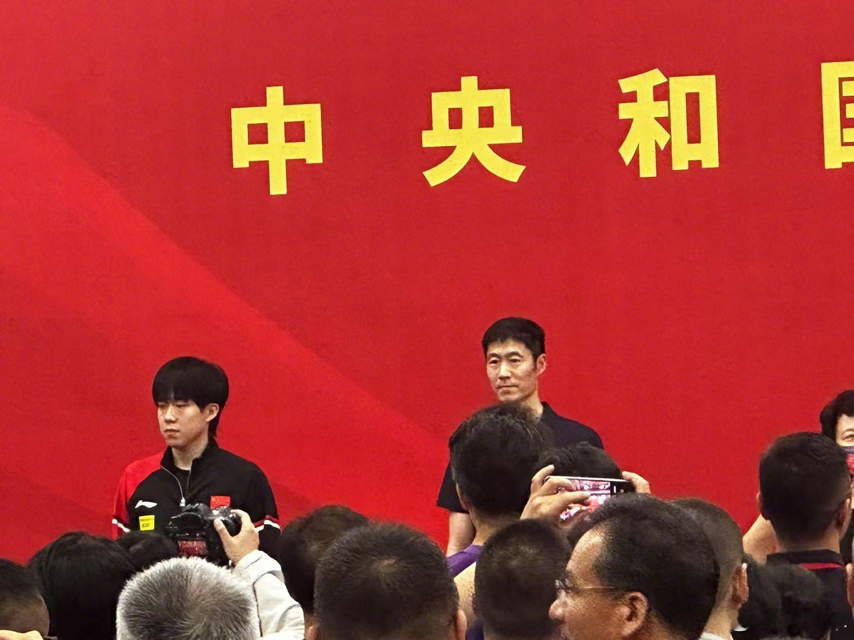 王励勤带领王楚钦、孙颖莎、王曼昱出席中央和国家机关乒乓球赛开幕式！ ​​​