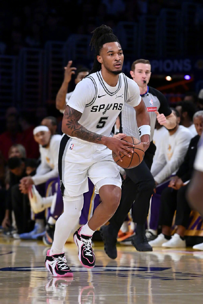 卡斯尔撤回了湖人的大逆转  30分10篮板6助攻，正负值16+卡斯尔 这小子真不