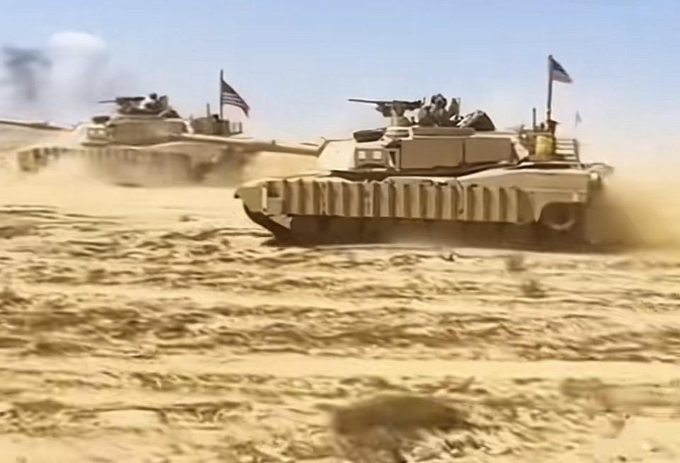 沙漠中的铁骑，英姿飒爽，驰骋沙场！🏜️🚀英勇的坦克部队在沙漠中驰骋，展现无畏