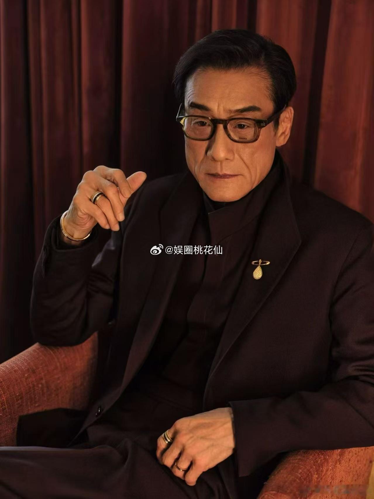 梁家辉想要梁家辉得到侯佩岑有效送礼教科书 看辉哥唱《手到福来》才懂，福气真的是挥