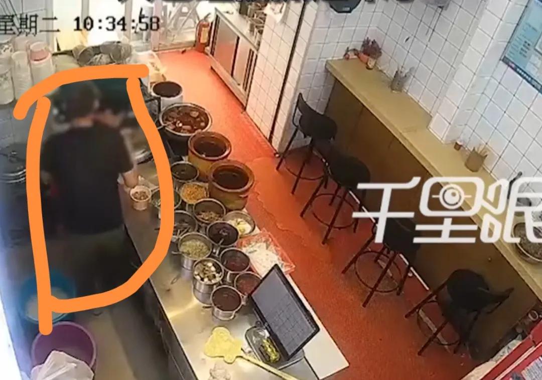 太可恶，言语骚扰“去开房”后又强行搂抱袭胸！

男子吃粉强行搂抱袭胸19岁女店员