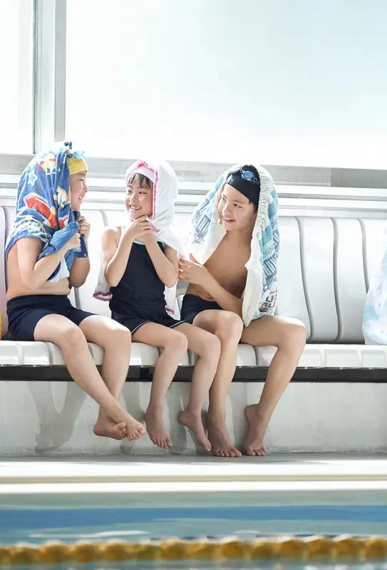 看到“妈妈吃鸡爪被卡喉，三个孩子紧急施救”这事儿，真的太让人欣慰了。想象一下，妈